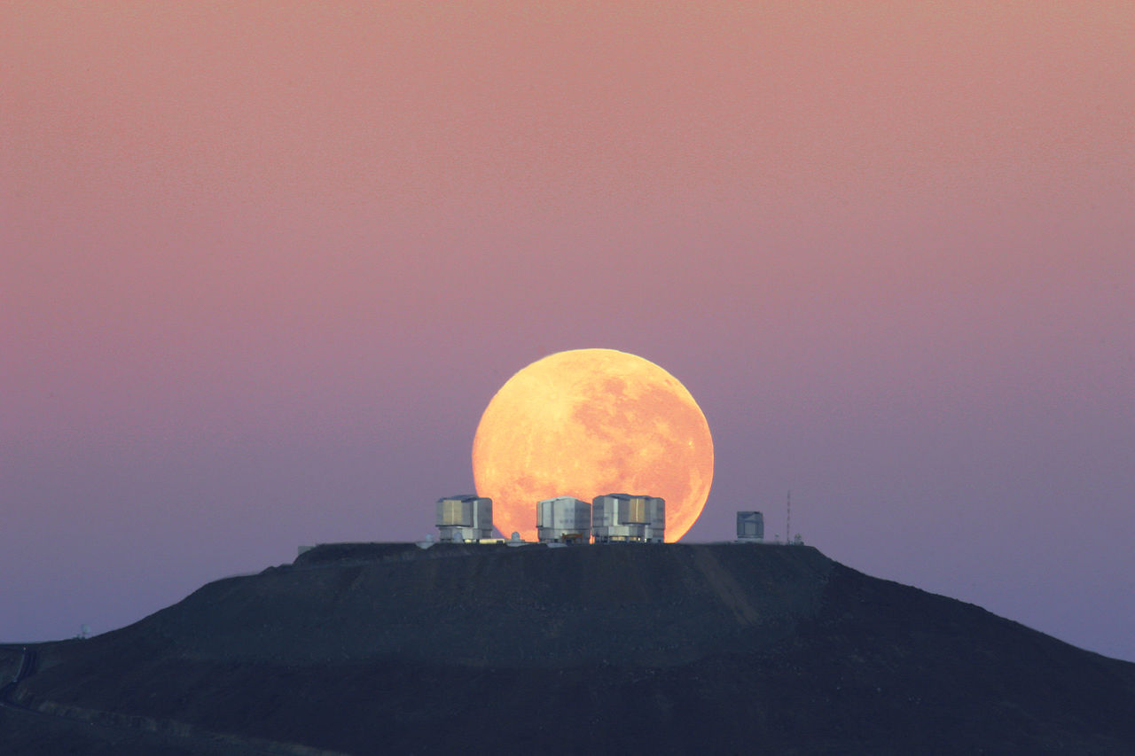 1280px Moonset over ESOs Very Large Telescope